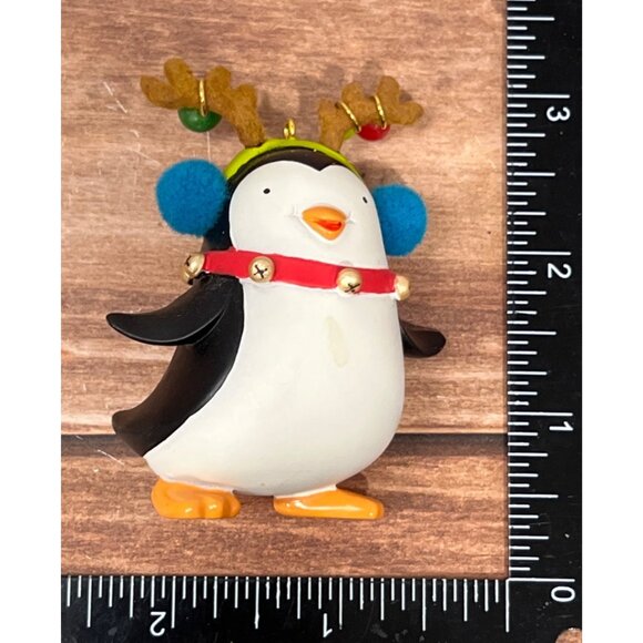 SET OF 3 2007 HALLMARK KEEPSAKE ORNAMENT SOUTH POLE PALS PENGUINS IN CHEER GEAR - Picture 12 of 12